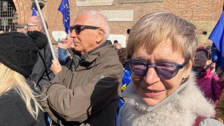 Milena Gabanelli nella piazza per l’Europa a Bologna: “Importante essere qui”