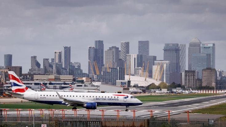 Londra, a pochi secondi dalla tragedia: un aereo in stallo rischia di schiantarsi sui grattacieli