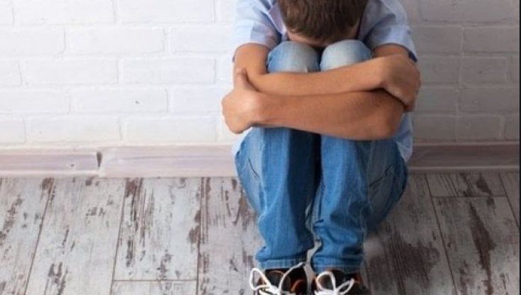 Provocato e pestato dal branco a 12 anni  nei bagni della scuola