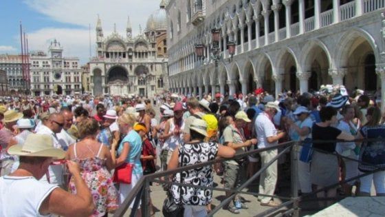 Venezia "soffocata" dai turisti: ora sperimenta il conta-persone per gli accessi  
