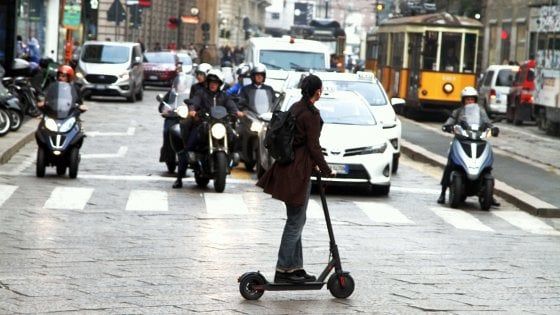 In due in monopattino contromano si scontrano con un'auto: grave una 15enne nel Milanese