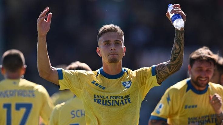 Raimondo, chi è l’attaccante del Frosinone: l’amicizia con Pio, il legame col nonno, la PlayStation