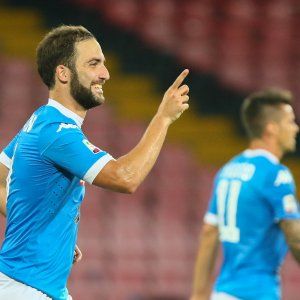 Napoli, Sarri può 'godersi' Higuain. Zuniga è recuperato
