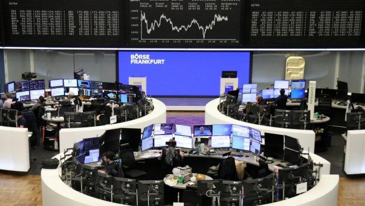 Le Borse di oggi, 24 novembre. Europa positiva. Bce: "Avanti con rialzo tassi. Stop in caso di recessione profonda"