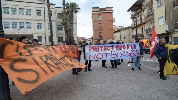 L’altra Italia sfila a Cutro contro le stragi in mare: “Governo senza pietà”