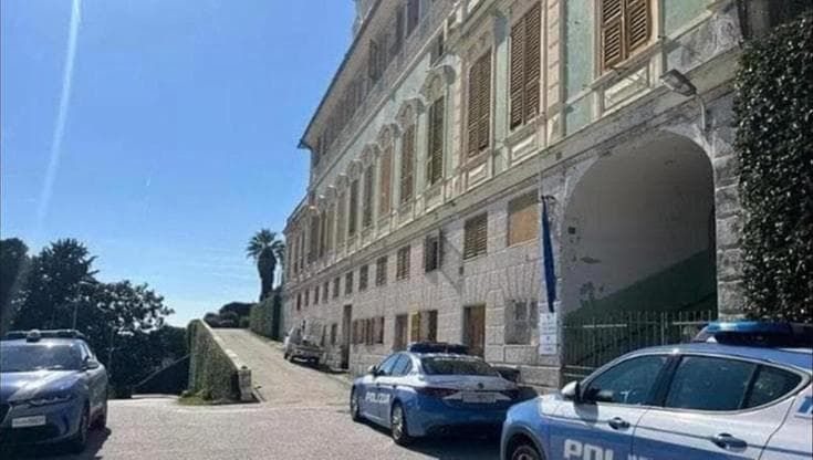 Bimbo precipitato dal terrazzo di scuola a Voltri, sarebbe rimasto solo per venti minuti