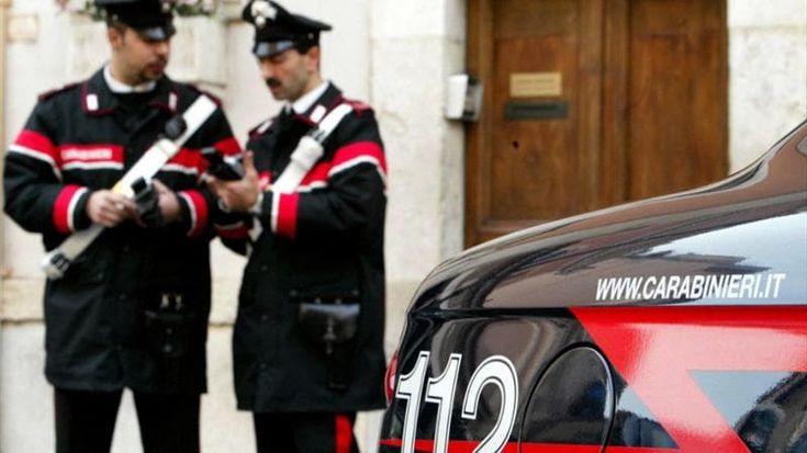 Entra a casa della ex moglie e le distrugge i mobili a colpi di martello