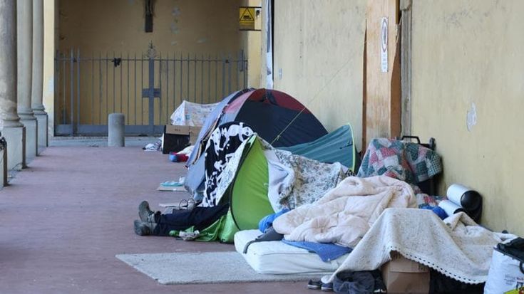 Portico dell’Annunziata, addio alle tende: Trovato un letto per gli ospiti”