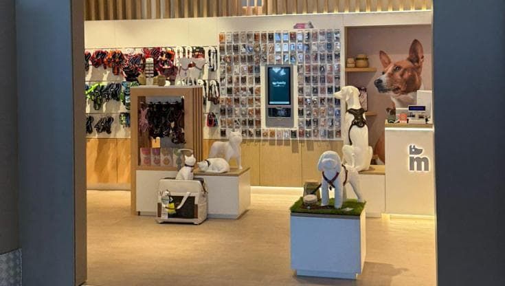 Bari, nell’aeroporto apre il primo negozio di animali: souvenirs speciali anche per i cani