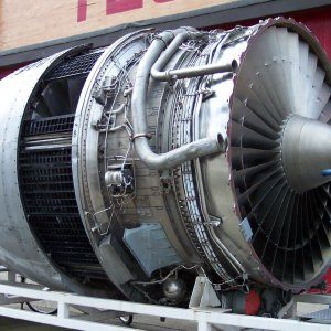 Rolls-Royce deve tagliare, ma comincia dai dirigenti