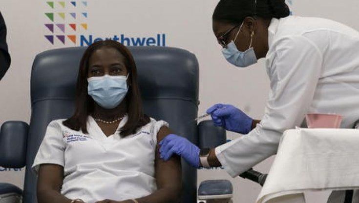 Vaccino Covid, gli effetti avversi della terza dose paragonabili a quelli della seconda