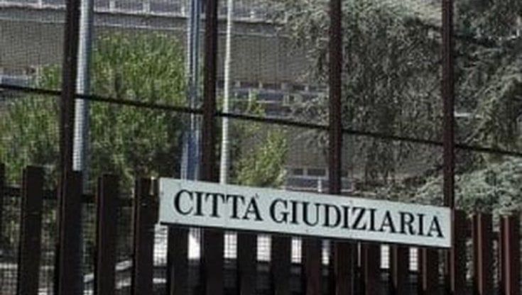 Abusò di ragazza all'uscita dal supermercato a Testaccio, condannato a 4 anni e 6 mesi a Roma