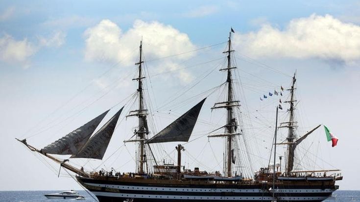 Vespucci e Frecce Tricolori, il sabato di festa a Genova
