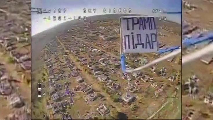 Un drone ucraino all'attacco con il cartello "Trump è una testa di c..."