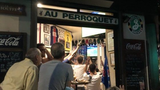 Atalanta-Psg, la paura nel bar dei tifosi del Paris Saint-Germain. Poi l'urlo liberatorio