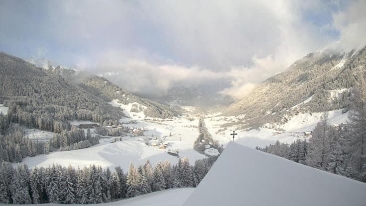 L’Alto Adige si sveglia imbiancato: 30 auto bloccate dalla neve