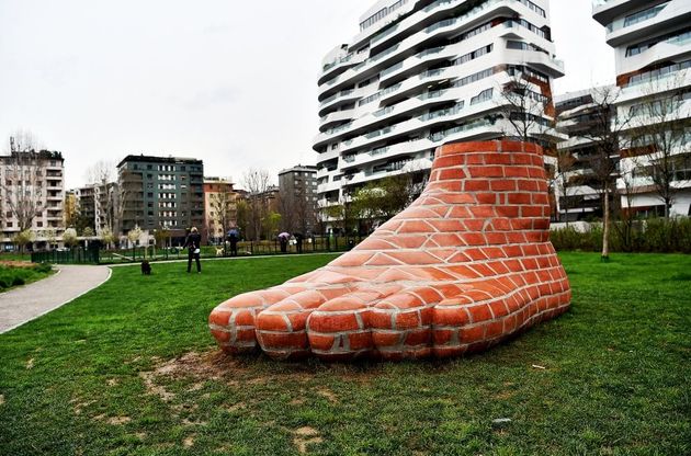 Un maxi-piede e una super-mano di mattoni: le nuove opere pubbliche al parco di CityLife