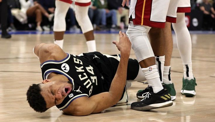 Giannis Antetokounmpo si fa male e la squadra perde: va tutto storto ai Milwaukee Bucks