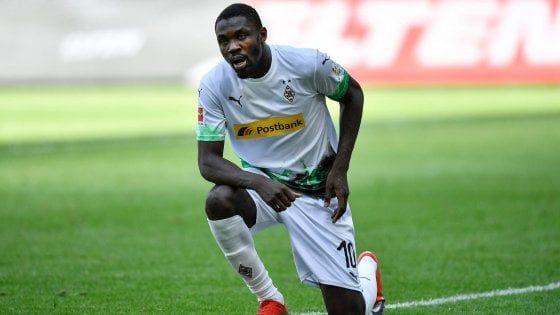 Bundesliga, Marcus Thuram s'inginocchia per George Floyd
