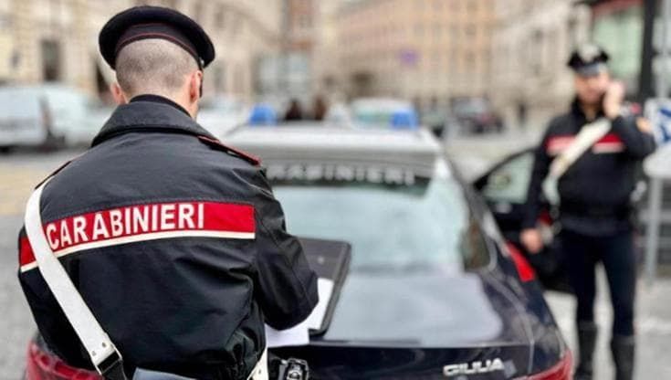 “Papà sta picchiando la mamma”, ragazzina chiama il 112. L’uomo è stato arrestato