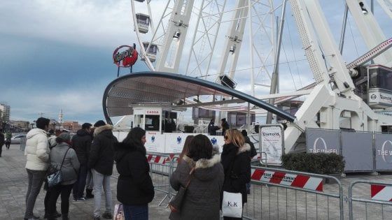 Bari, proteste per la ruota panoramica ferma per 5 ore. "Manutenzione programmata"