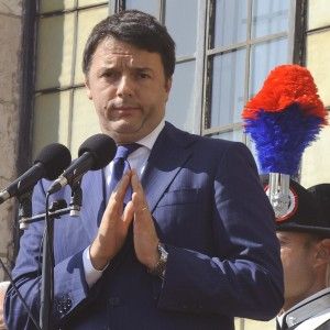 Polizia, si va verso lo sblocco dei tetti di stipendio. Renzi: "Troppi 5 corpi di polizia"