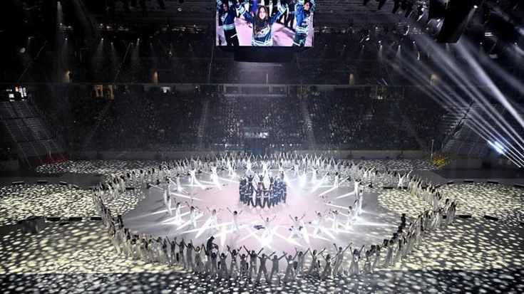 Fiaccole, bolle di sapone e show di Allevi, in 10mila alla cerimonia delle Universiadi
