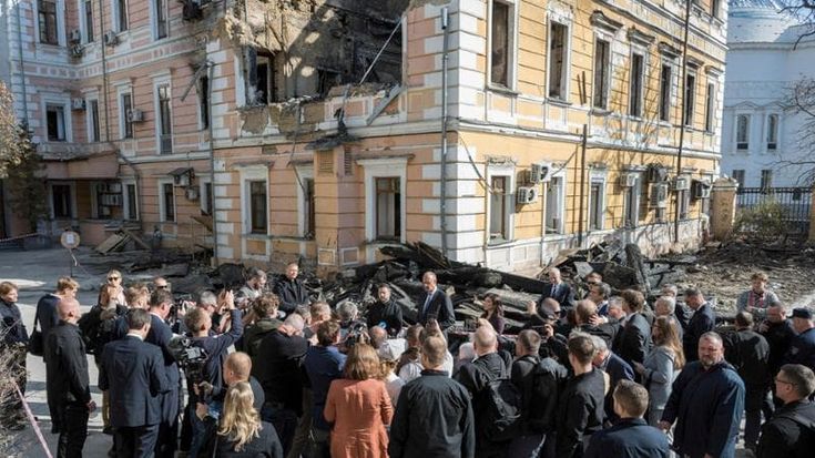 Merz a Kiev accolto dai droni russi: colpito un altro ponte sul Dnipro