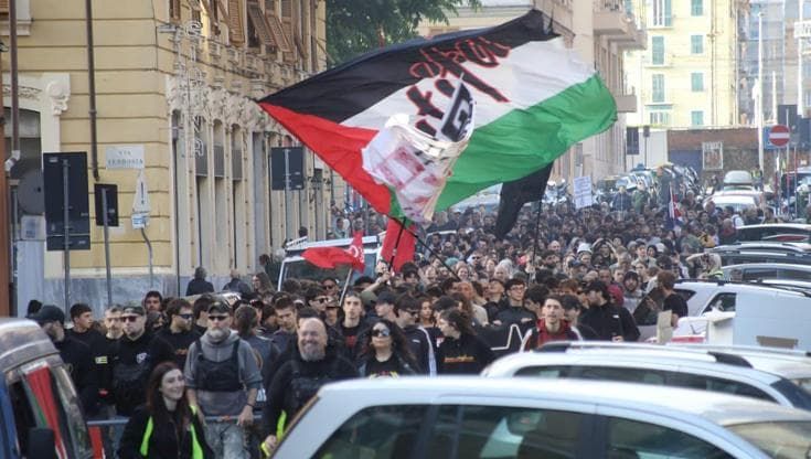 Il corteo di Genova Antifascista sfila contro la guerra: “La Resistenza continua”