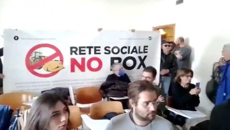 Napoli, blitz della rete "No box" al convegno: contestato l'assessore Cosenza