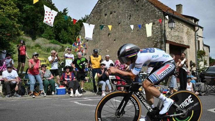 Tour de France, Evenepoel vince la crono. Pogacar resta in giallo e guadagna ancora su Vingegaard