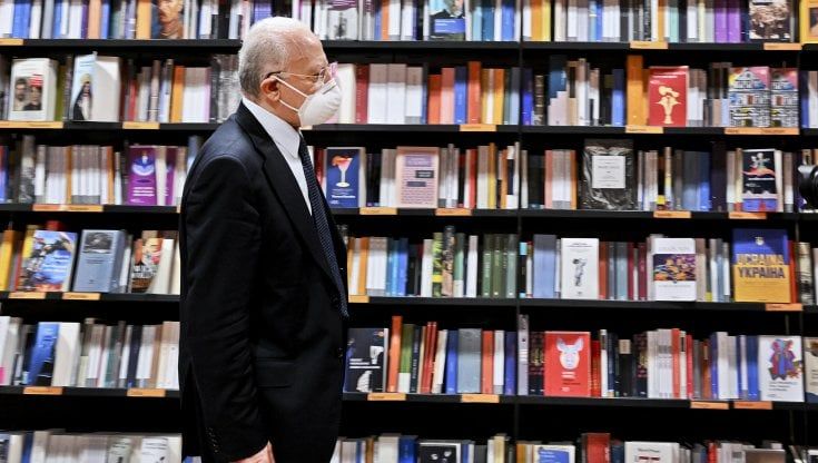 De Luca e il suo avatar: dal Pd ai giudici e ai social, due libri tra bugie e verità