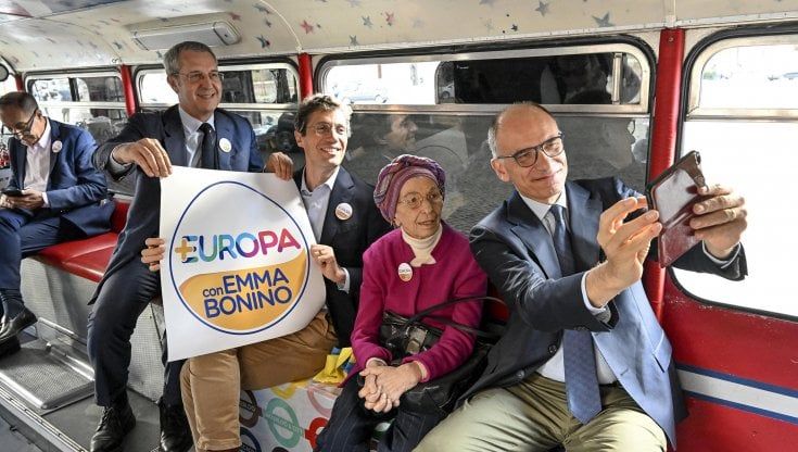 Emma Bonino canta 'Bella Ciao' con le ragazze ucraine e su un bus chiude la campagna elettorale:  "Siate libere"  
