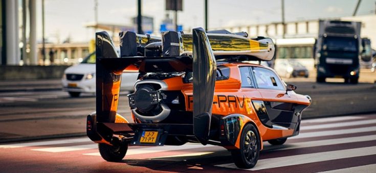 La prima auto volante
