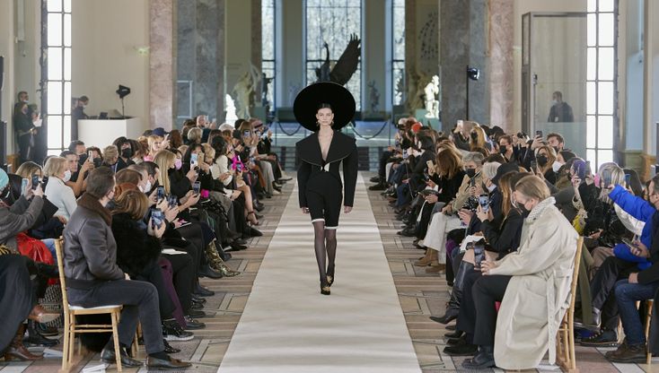 Schiaparelli: basta moda surreale, si torna all'elementare con i colori bianco, nero e oro