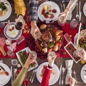 Natale, a tavola le famiglie spenderanno in media 90 euro. Panettone batte pandoro nella sfida dei dolci