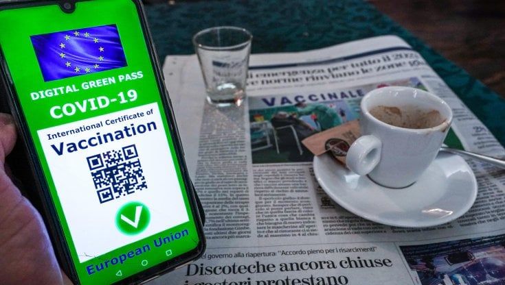 Rispetta il Green Pass: bar sommerso da insulti sui social