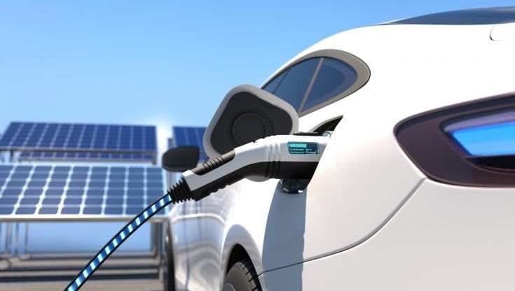 Stazioni di ricarica e smart working, l'auto elettrica cambia le città