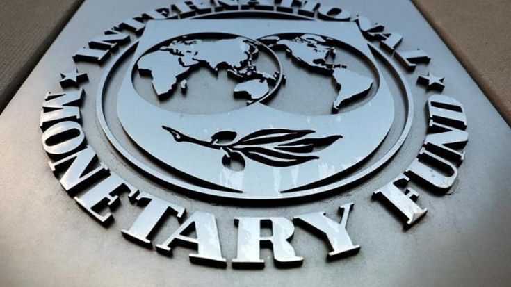 L’Fmi rivede le stime di crescita. Italia allo 0,7% quest’anno, poi 0,9%. Guerre commerciali e debiti pubblici preoccupano