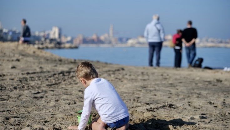 Bari saluta il 2022 con una giornata da mare: tuffi e giochi in spiaggia in attesa del bagno di gruppo del Primo gennaio