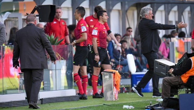 Bologna sconfitto a Venezia 4-3 grazie anche all'arbitro. Mihajlovic: "Era meglio se restavo in ospedale"