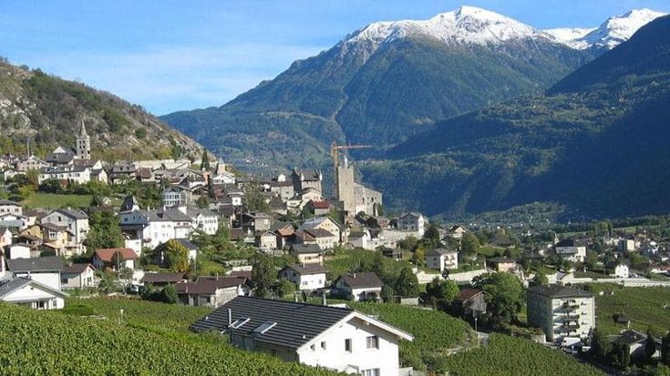 Svizzera, a Leuk autorizzate 40 antenne Starlink: cresce la protesta contro Musk nel Vallese