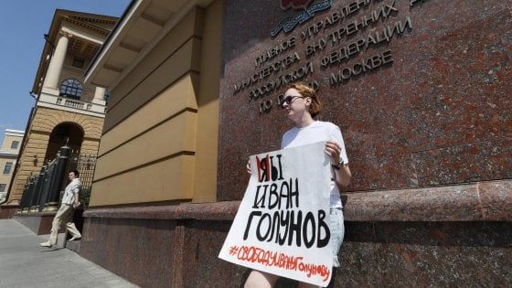 Russia: ritirate le accuse contro il giornalista Golunov, vittoria per la stampa