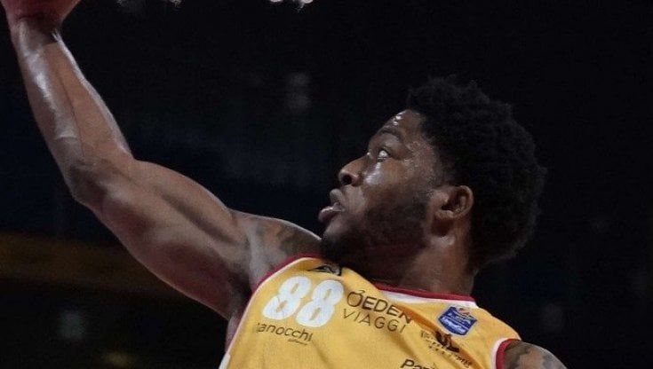 Basket, serie A: Pesaro batte Trieste nel posticipo. In Champions Brindisi travolta dall'Hapoel Holon