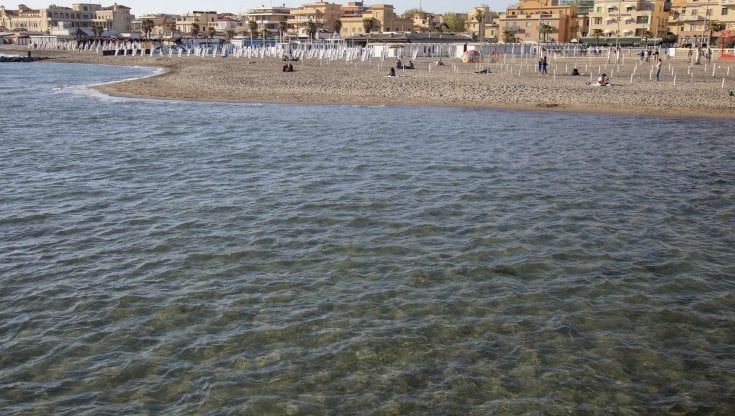 Ostia, ecco i Caraibi di Roma:  mare pulito e stabilimenti pieni 