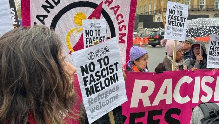 Meloni contestata a Londra: "No a fascismo e razzismo contro i migranti"