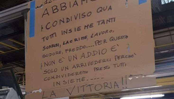 Whirlpool Napoli, il cartello degli operai nella fabbrica chiusa: "Non è un addio"