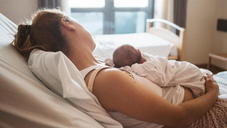 Congedo di paternità per la mamma non biologica nelle coppie di donne. L'Inps spiega come chiederlo