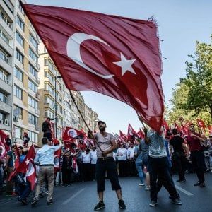 Turchia, scende in piazza l'opposizione: "No al golpe, ma difendiamo la democrazia"