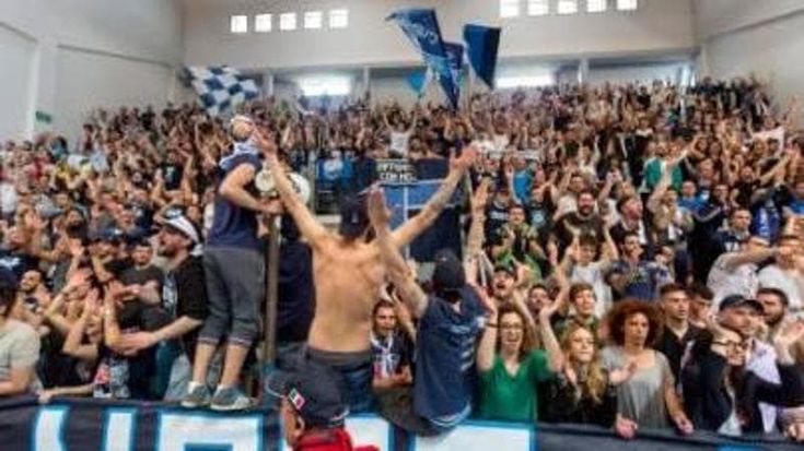 Raid contro stranieri, violenze e nostalgie fasciste: il decalogo dell’odio degli ultras di Roseto